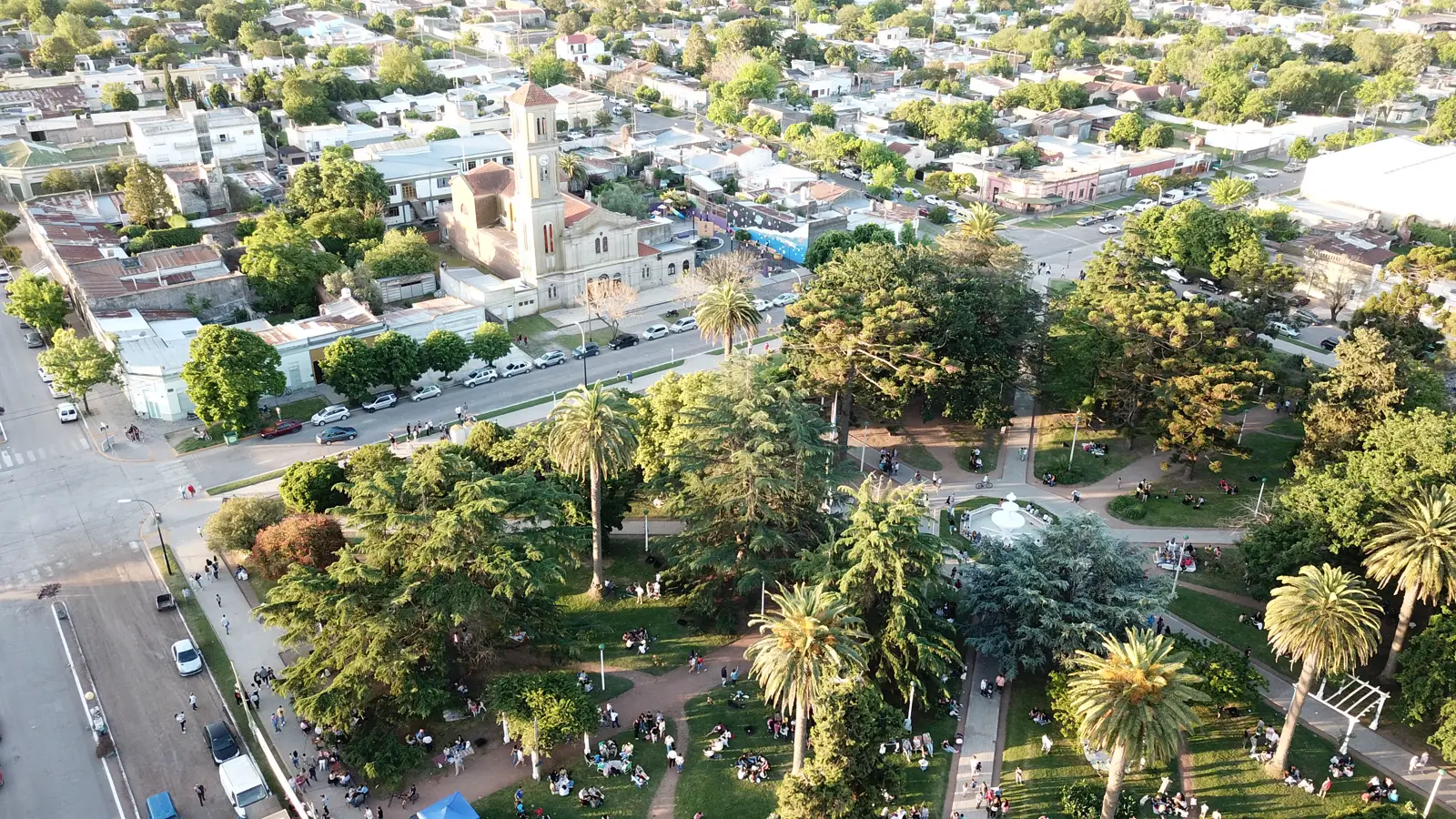 Vista aérea de la plaza principal y el centro de Tapalqué