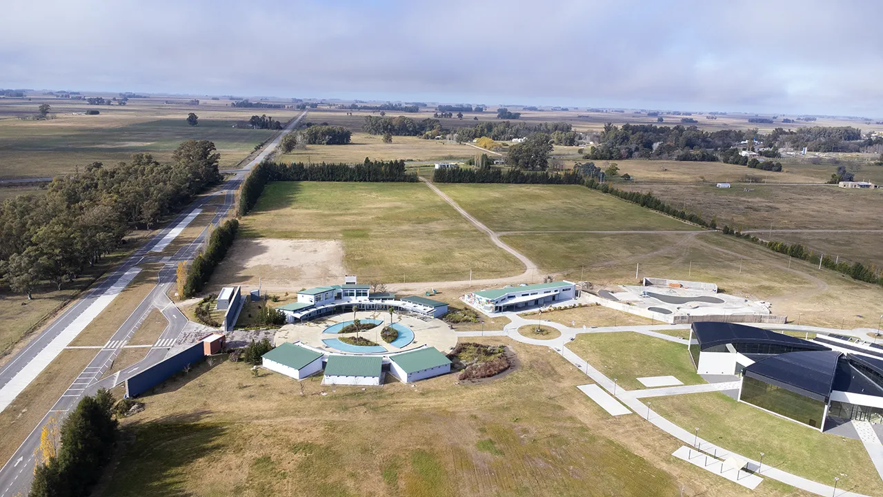 Vista aérea del Complejo Termas Tapalqué, con su acceso y el campo que lo rodea