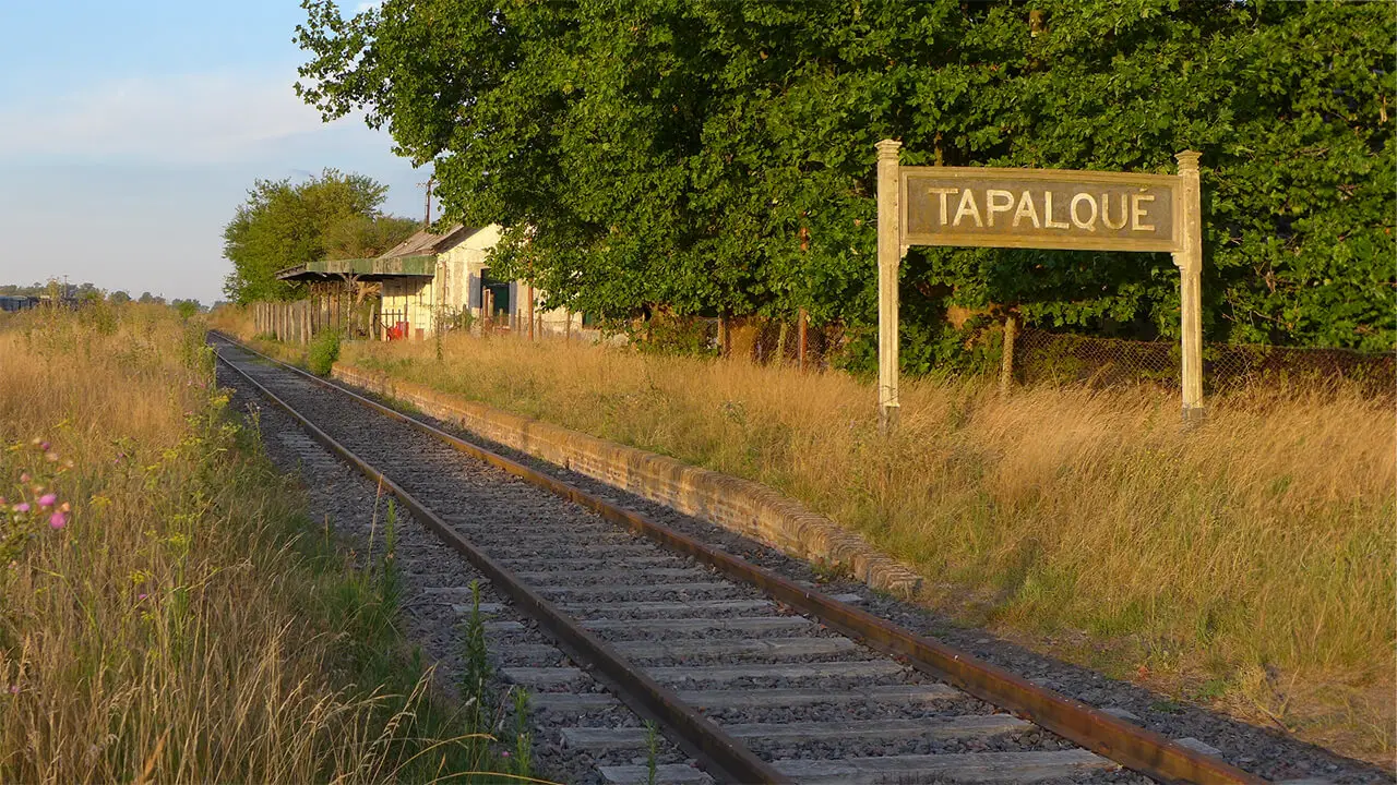 Cartel de la estación ferroviaria de Tapalqué junto a las vías