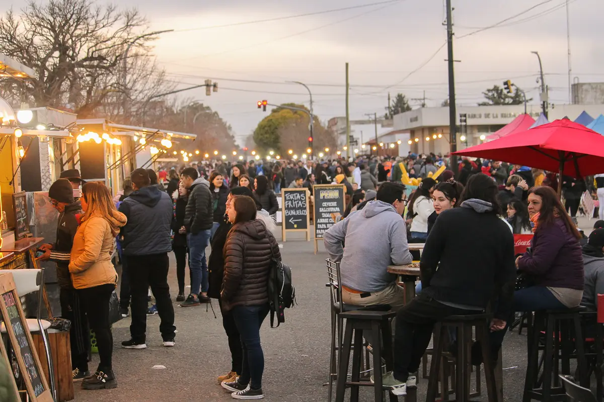 Gente reunida en una fiesta popular al atardecer