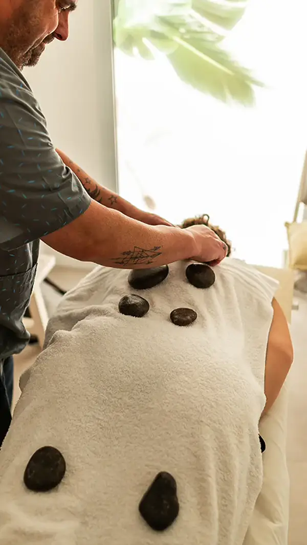 Masaje con piedras calientes