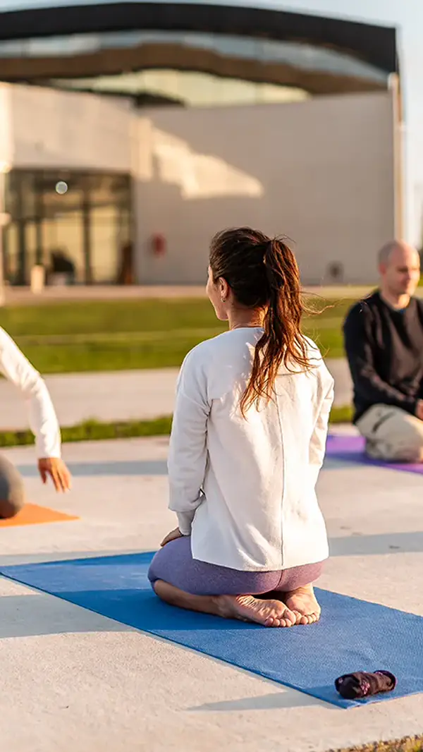 Clase de yoga al aire libre