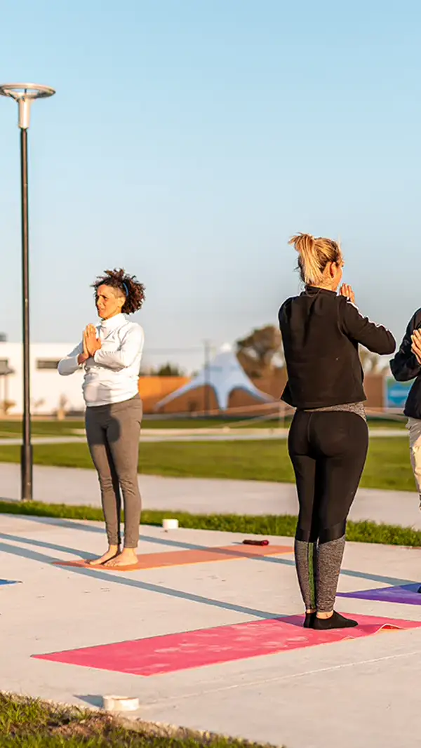 Grupo practicando yoga en el parque del complejo