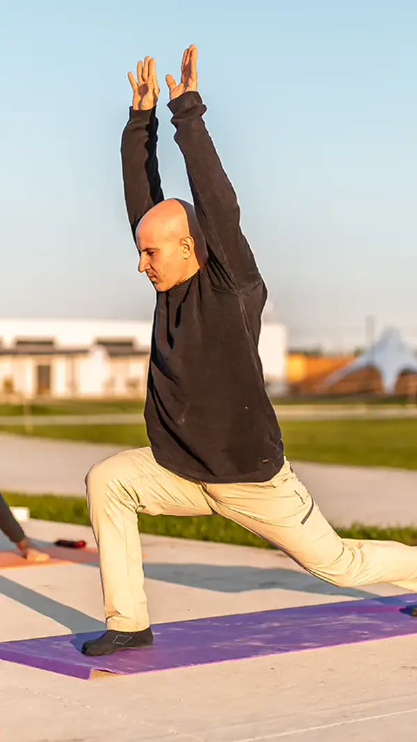 Postura de yoga al aire libre