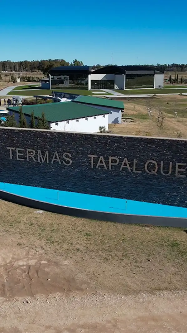 Muro de acceso con el nombre Termas Tapalqué