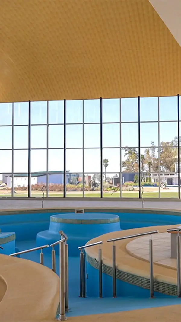 Interior del edificio termal con ventanales