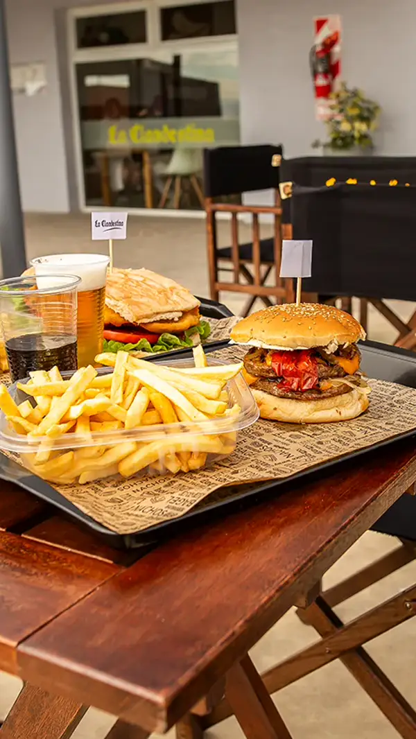 Hamburguesas y papas fritas en el patio gastronómico