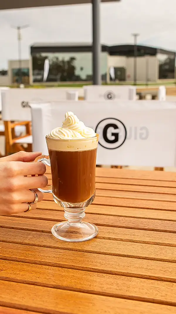 Café servido en la cafetería del complejo