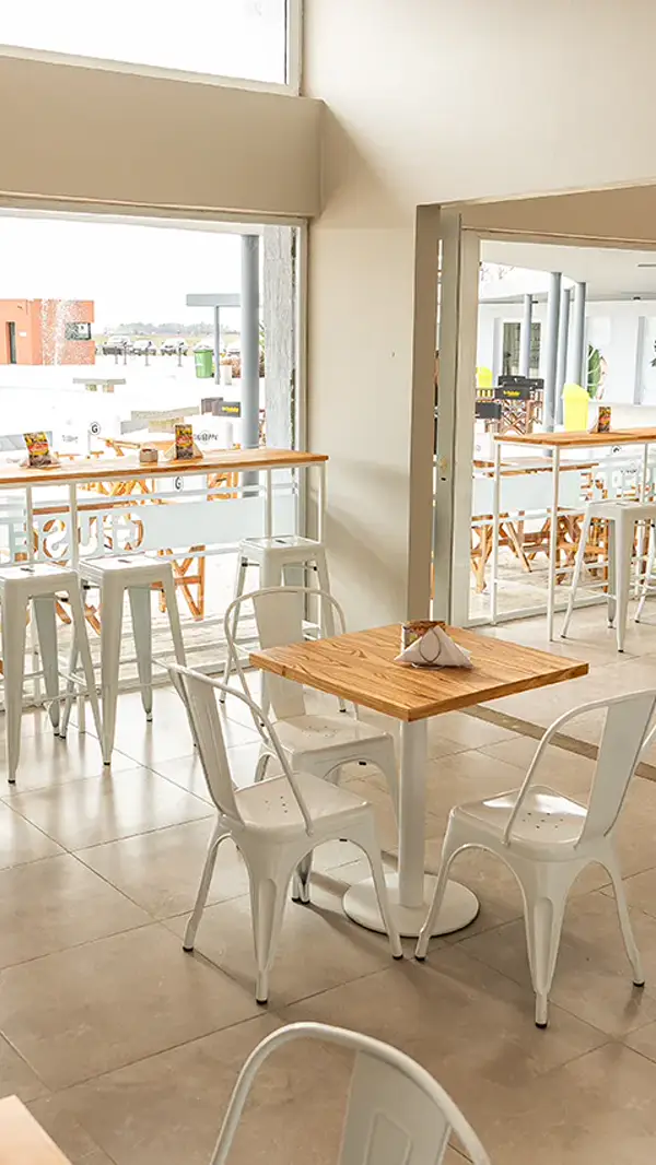 Salón luminoso de la cafetería