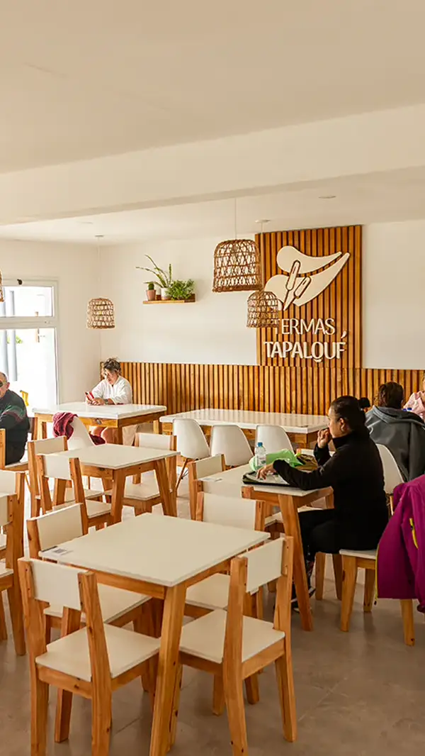 Restaurante del complejo con mesas de madera