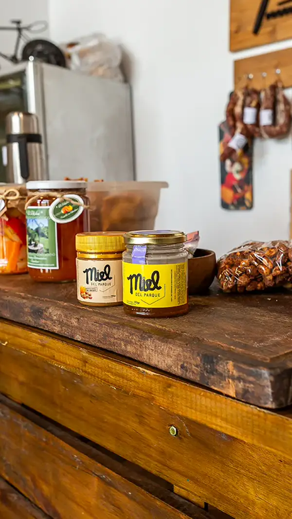 Frascos de miel y productos regionales