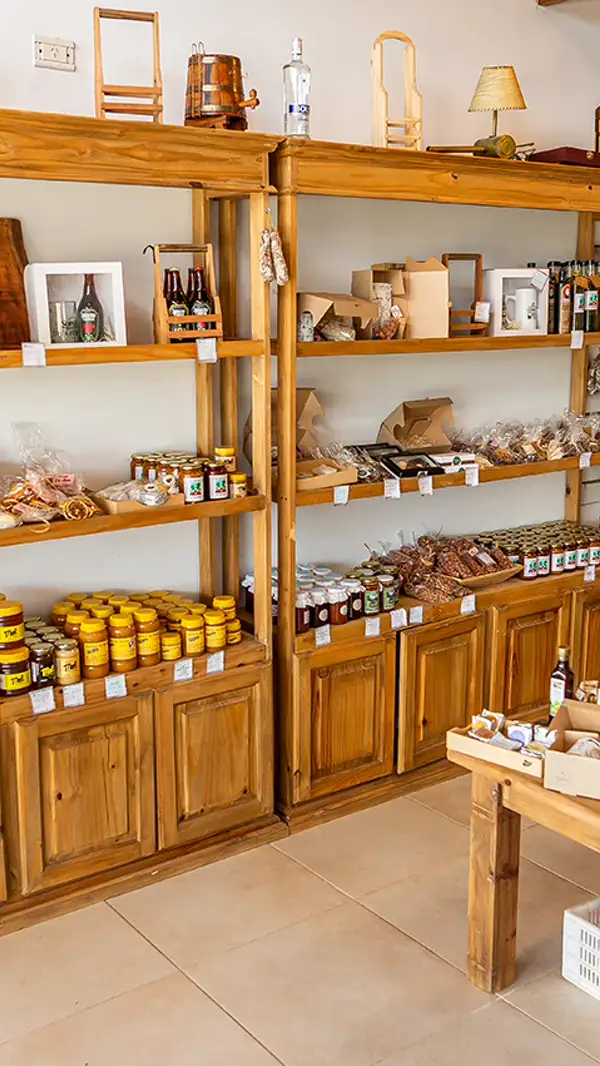 Estanterías con productos regionales