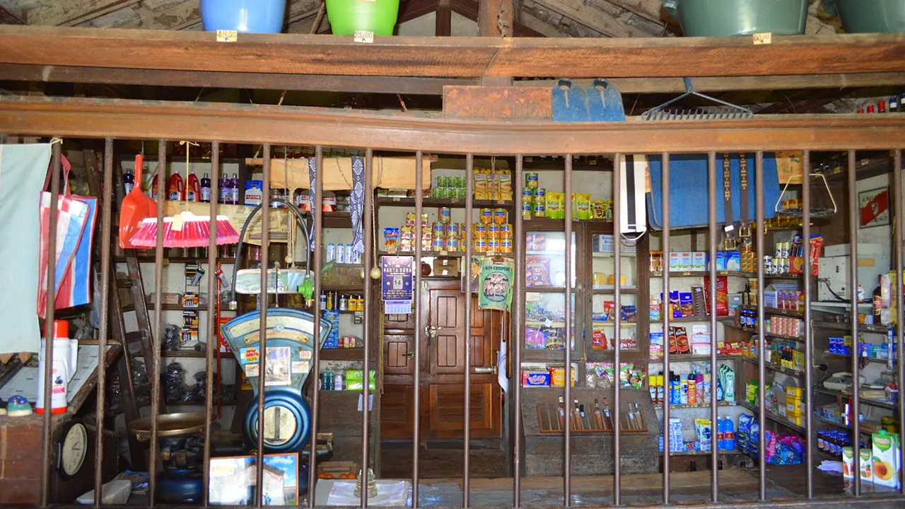 Estanterías de un antiguo almacén de ramos generales detrás de una reja